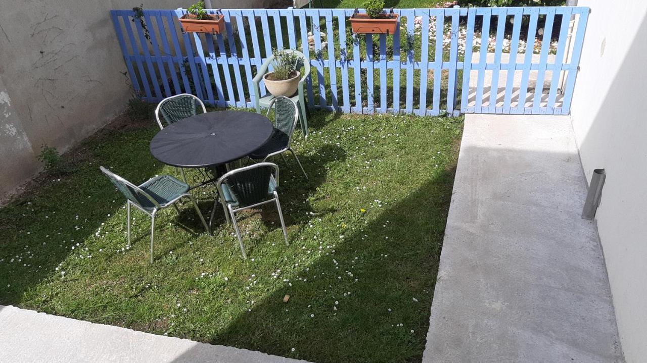 2 Personnes Entre Terre Et Appartement *